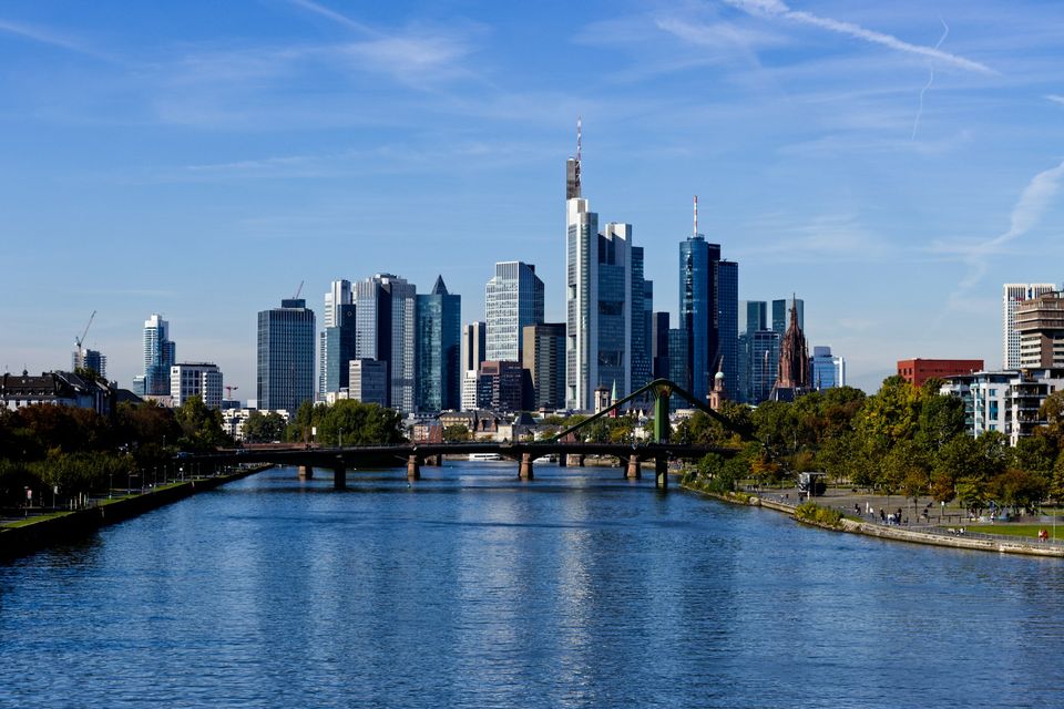 Main nehri üzerinden Frankfurt silueti